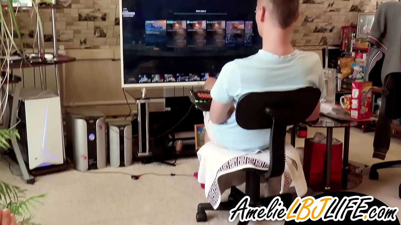 ʻO ke kaikamahine masturbate me ka mea pāʻani moe no ke keikikāne e pāʻani i nā pāʻani kamepiula