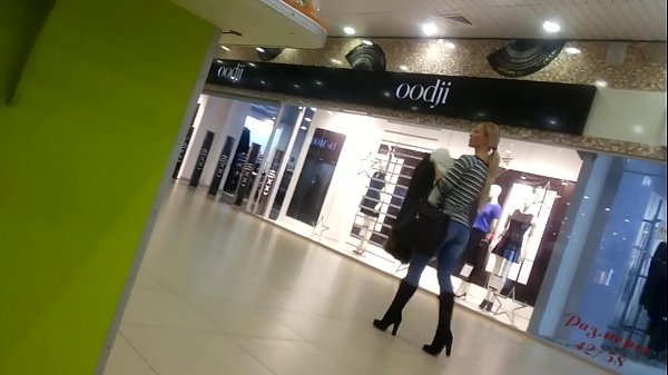 ʻO ka moa ʻoluʻolu ma ka hale kūʻai.