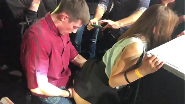 ʻO ka moekolohe maoli i loko o kahi hale kalapu ʻo Rūsia. 18-makahiki-kahiko Lūkini kaikamahine i loko o ka anus a me ka vagina fucked i loko o ka nightclub